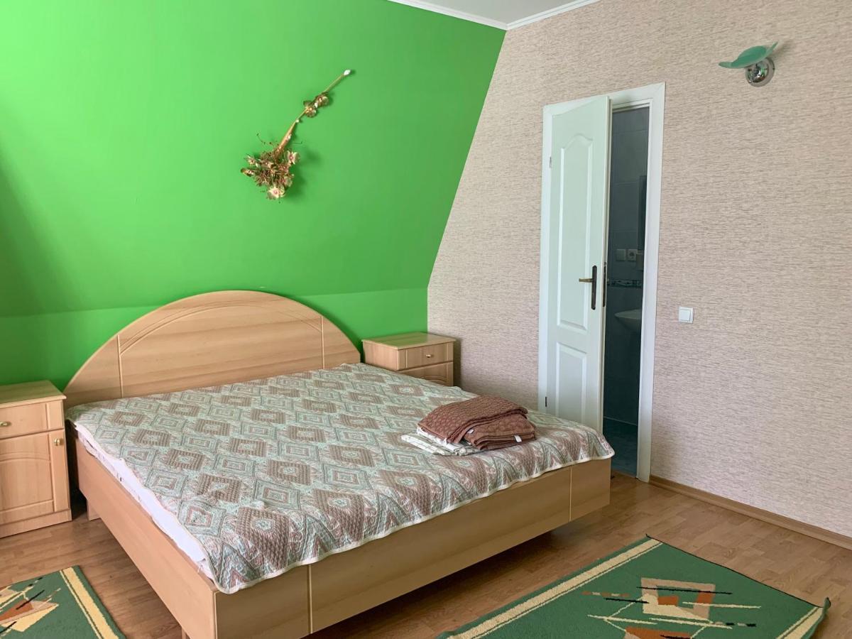 Комфортабельный Коттедж Bed & Breakfast Svityaz' Bagian luar foto