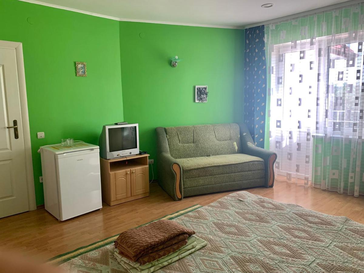 Комфортабельный Коттедж Bed & Breakfast Svityaz' Bagian luar foto